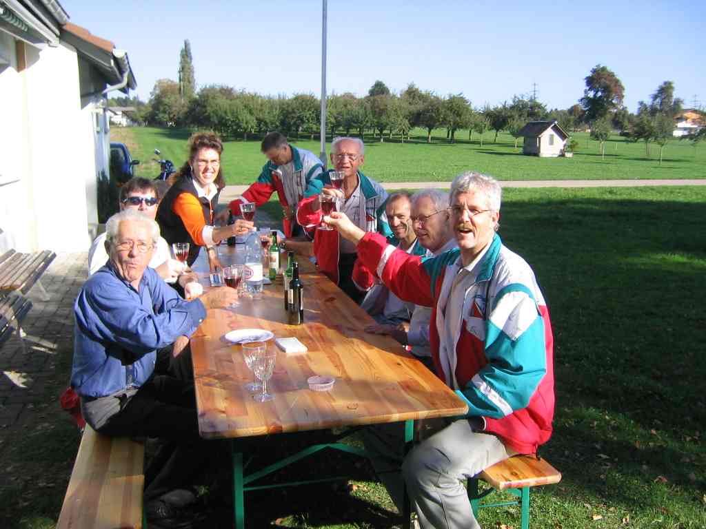 Die Schlussbesprechung der 30m-Saison 2004 bei herrlichem Herbstwetter